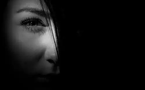 委屈,压抑时哭微丧治愈女生头像:这个世界真好,每天都有不同的难过