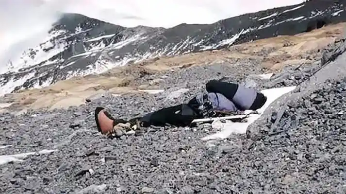 珠峰"睡美人":原地冰封9年数百人路过,死前曾绝望呼救