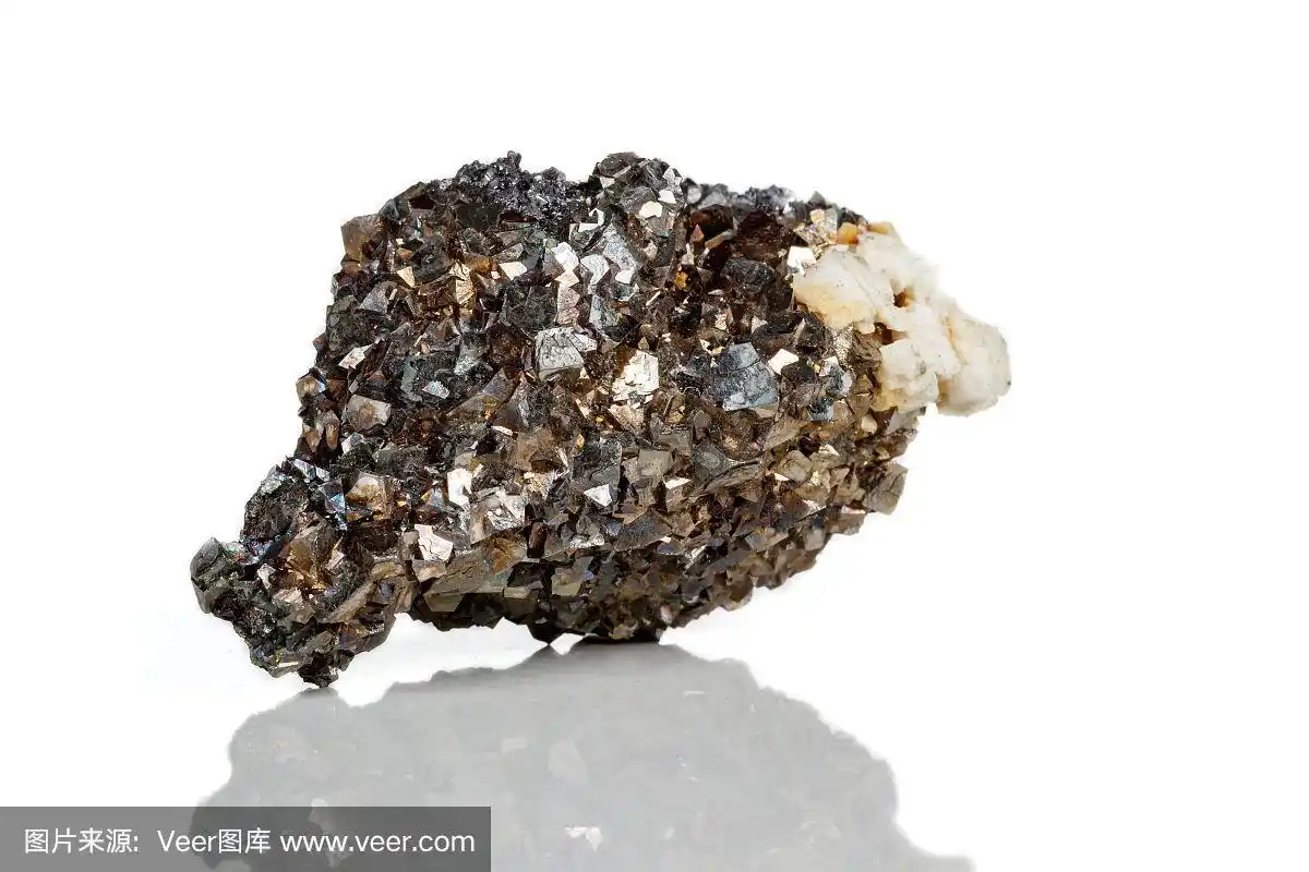 宏观矿物石毒砂在白色背景上