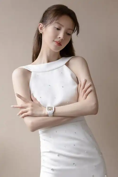 金晨写真,自然灵韵,随风洒落织筑非凡绮境-爱读书