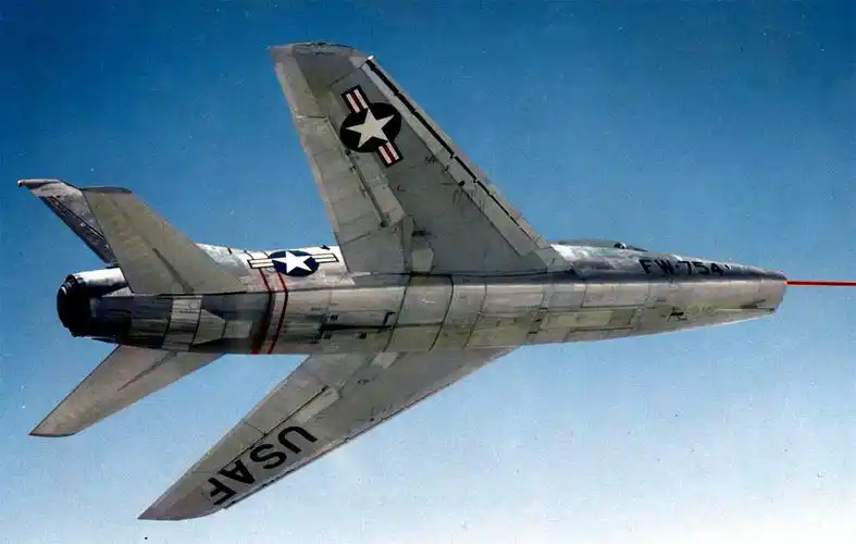 p data-id="gnyx6awlkj">f-100战斗机(英文:f-100 fighter,绰号