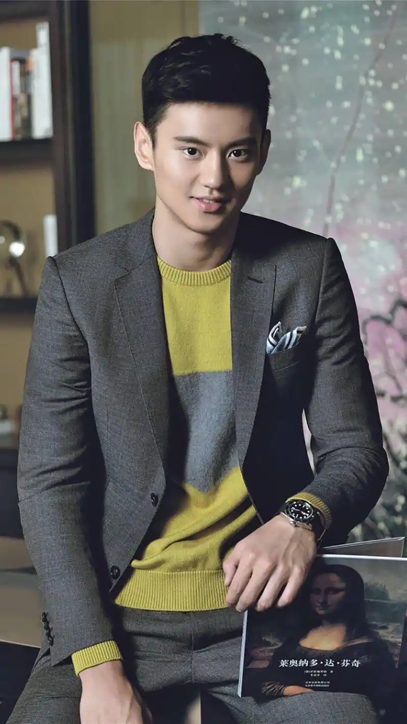 他以不变应万变,用自己的独有的气质完美驾驭各种风格.