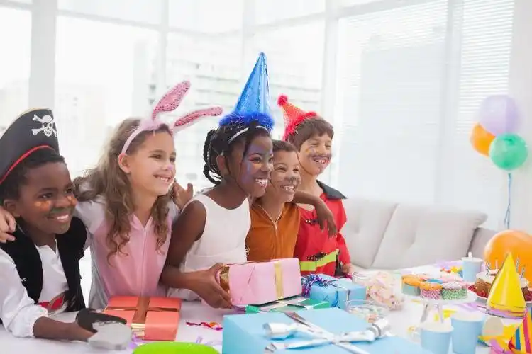 快乐儿童在化装舞会上的生日派对