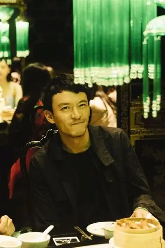 张震倪妮搭档主演《宸汐缘》 路透照服装不精致造型不适合?