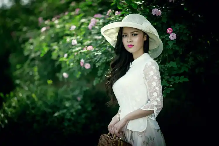 古铜色调下的浪漫女子