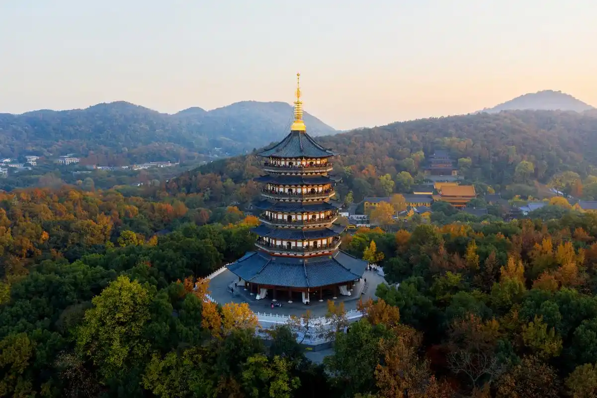 雷峰塔又名皇妃塔,西关砖塔,位于浙江省会杭州市西湖风景区岸夕照山的