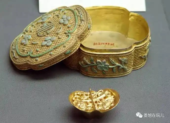 清宫的金银器堪称件件珍宝以及最顶级的设计和做工更加上皇家制造的