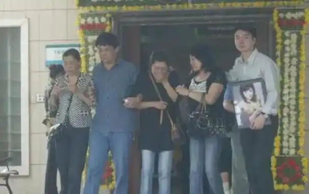 这场悲剧的阴影笼罩了所有人,谭静的生命如流星般消逝,她的妈妈承受了