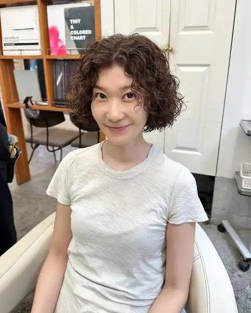 头发少的女性选发型,可以试试全头烫波波头,时尚有型显发量