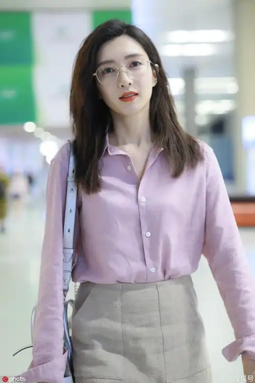 33岁江疏影成熟妩媚,戴框架眼镜变女斯文败类