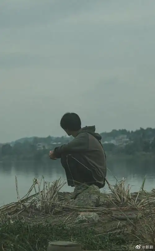 "阴郁的天气,潮湿的河边,和正在游荡的孟超" 孤独的背影