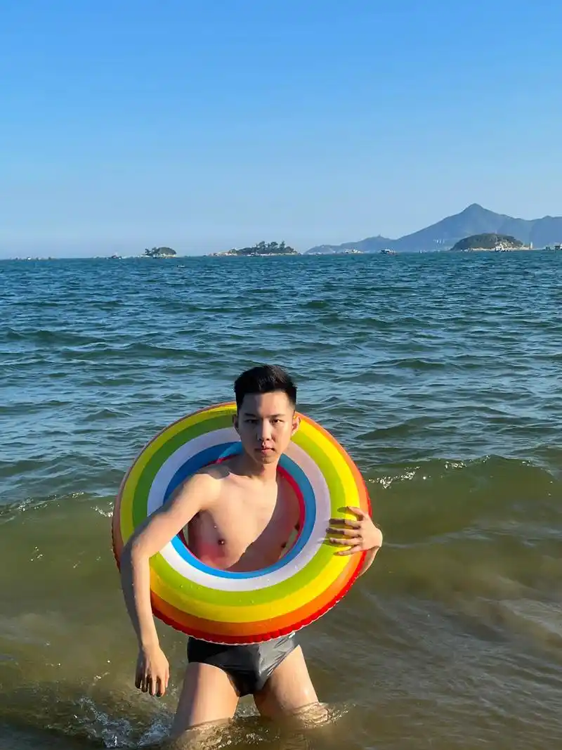 海边,泳裤,彩虹游泳圈,海岛少年.今天去海里游泳啦 虽然只能 - 抖音