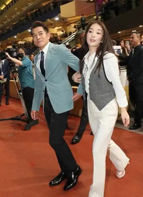 郭富城与方媛的英姿飒爽,夫妻俩的气场不输老外