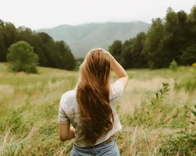 女人孤单忧伤背影图片