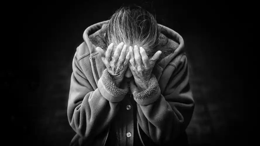 悲伤伤心哭泣的人图片(10/10)