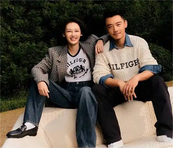 郑恺晒夫妻恩爱大片,苗苗减龄又年轻,女神范儿十足!_网友_穿着_老婆