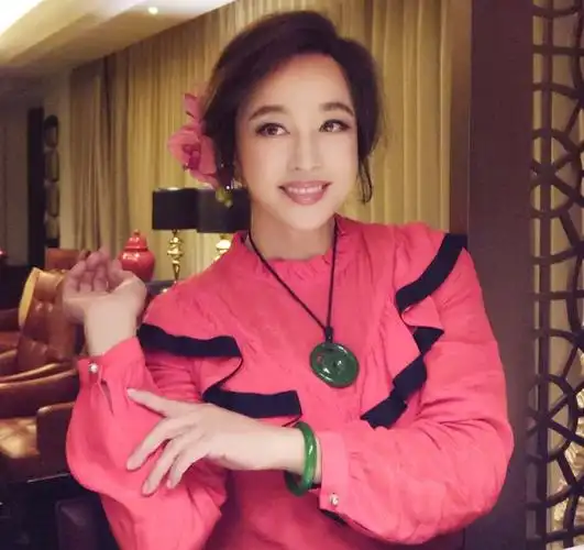 手上胸前都是翡翠的女人,对翡翠情有独钟!_刘晓庆