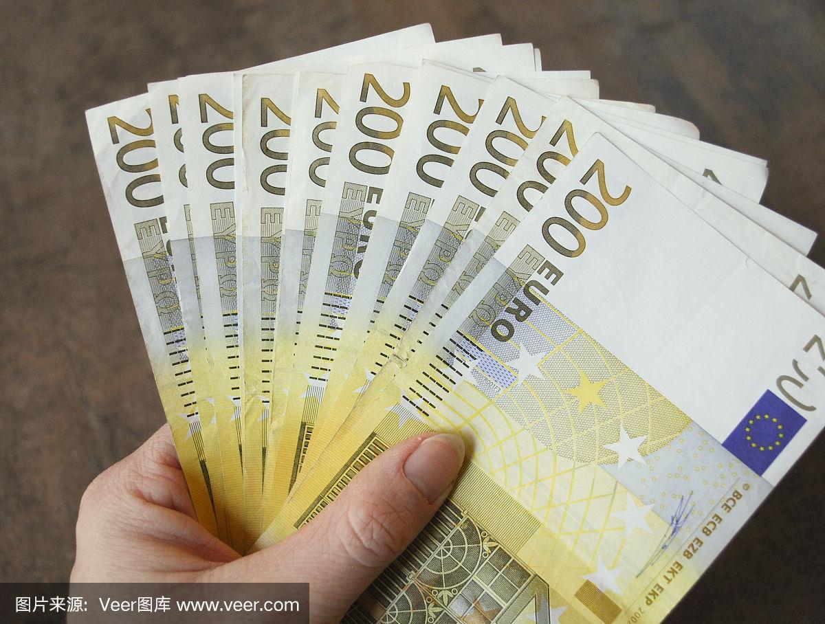 女人手里拿着现金200欧元钞票.