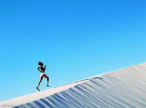 沙漠中跑步的女人图片