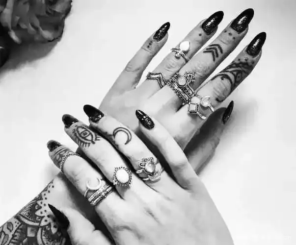 适合女士手上小纹身图片,有喜欢的吗?