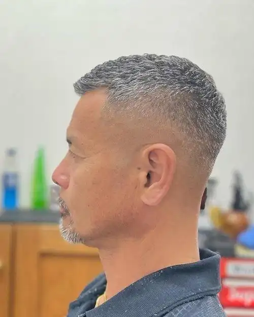 在选择适合自己的夏日发型时,不仅要考虑个人的喜好和风格,还要根据