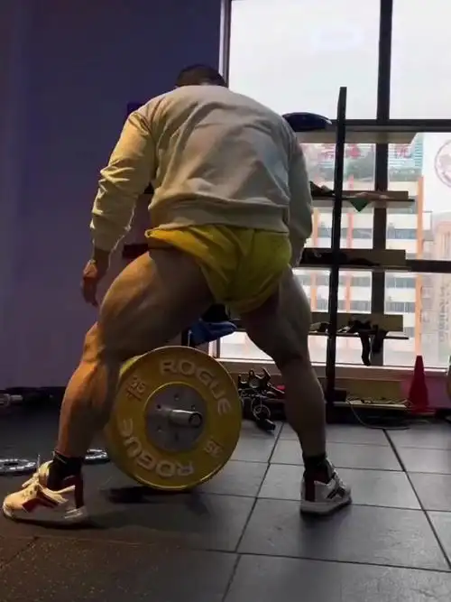 现实版的牛蛙腿 肌肉男