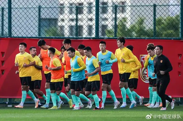 中国男足在大连足球青训基地进行了本期集训第一堂场地训练课