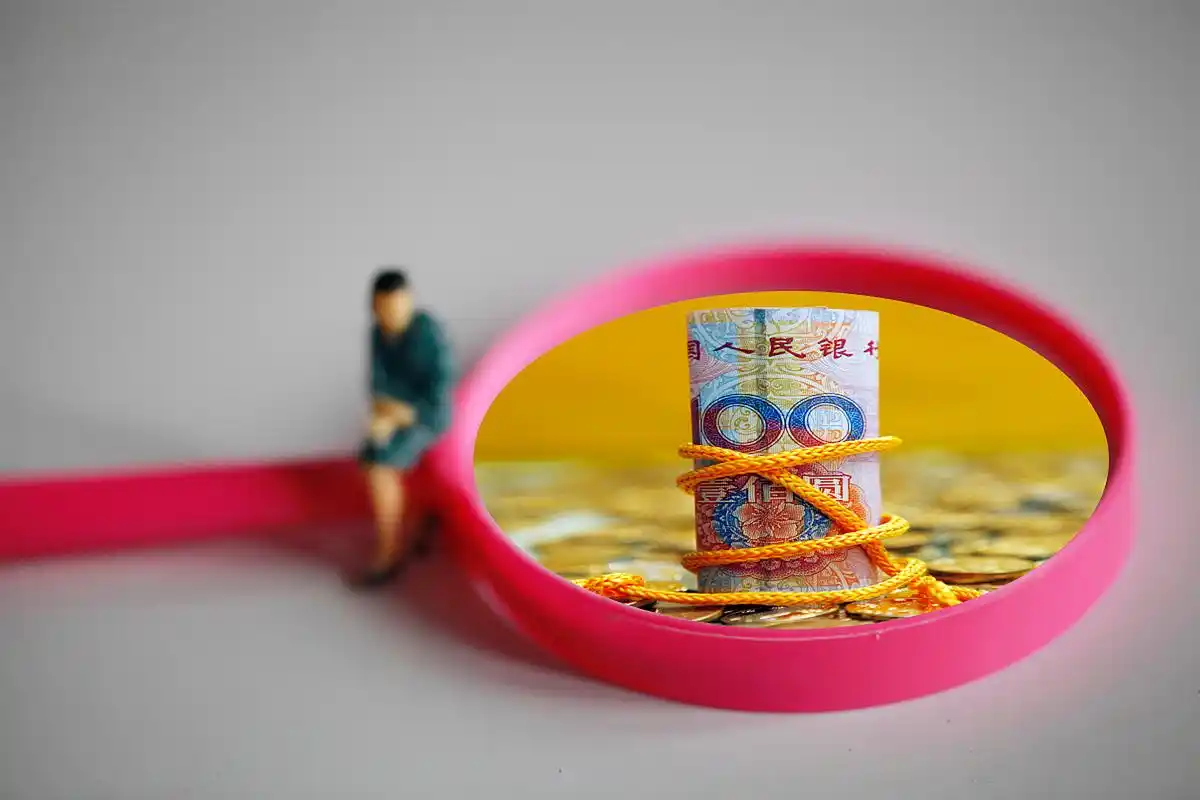 普通年金是一种定期支付的现金流,由投资者或保险公司向受益人每年