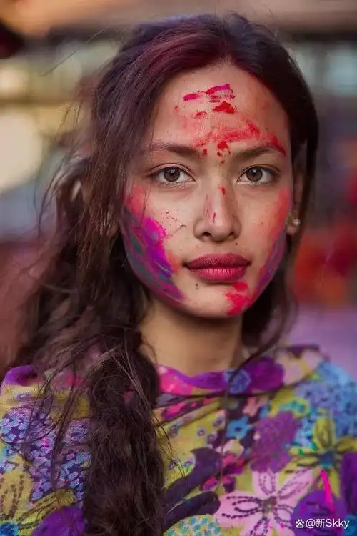 她走访了60多个国家,拍了500多张美女肖像照,没有一张是网红脸