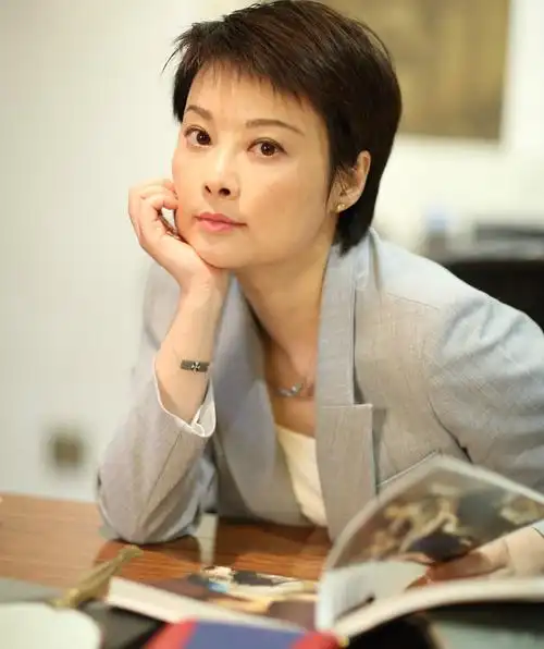 袁立的豪横情史21岁攀上富豪14年结婚三次47岁嫁给穷小子