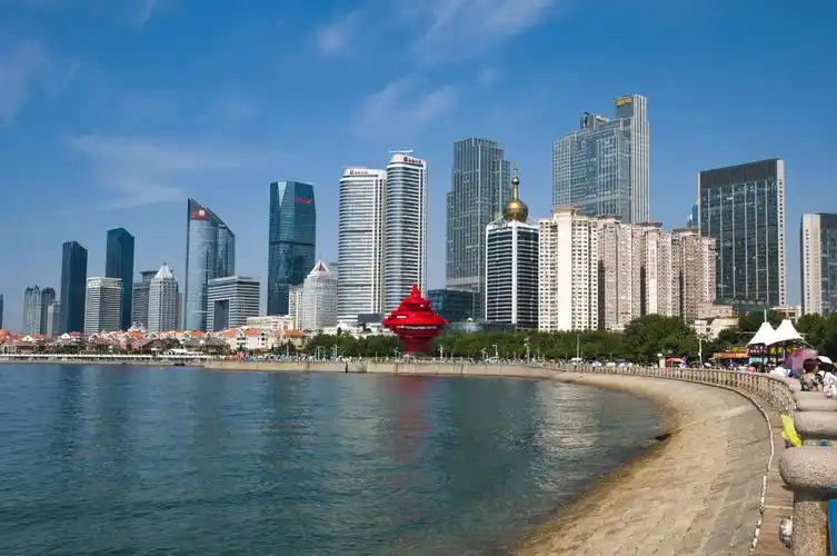 青岛是座美丽的海边城市,这里展现的是"火烧云"的美丽画面!