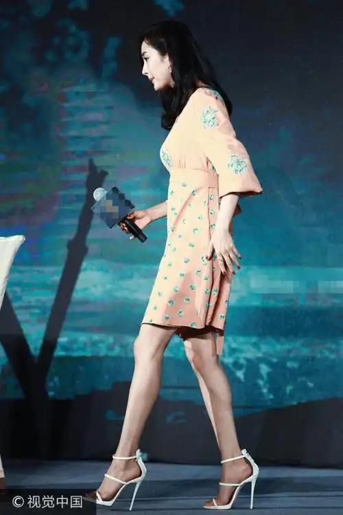 杨幂手压裙摆谨防走光 秒变甜美少女优雅动人