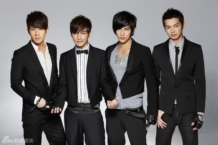 飞轮海成员变身王子模样