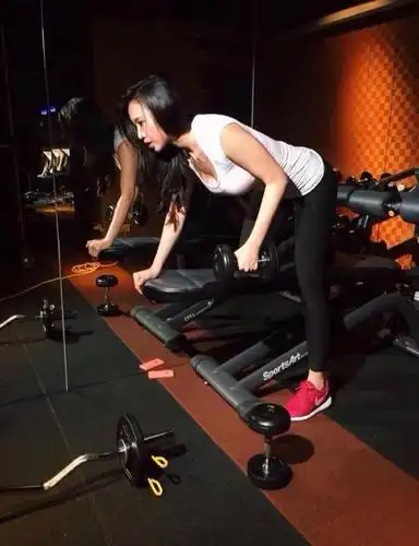 台湾34d最大胸部showgirl 蔡昀洁性感美腿私照(13)_安游在线