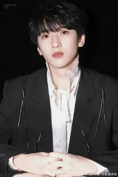 严浩翔 熠立二十与光冠冕#    "晚霞照在你身上,就是光与温柔的相遇