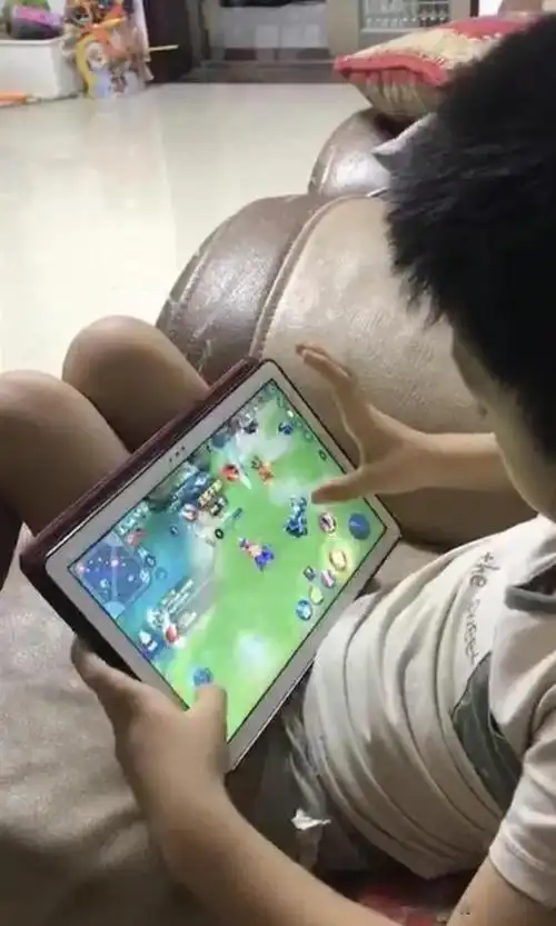 家长注意!有黑手正伸向打游戏的孩子!