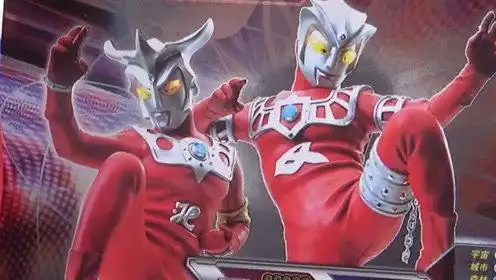 黑暗赛罗奥特曼来拆稀有卡片,拆出对手雷欧奥特曼和阿斯特拉