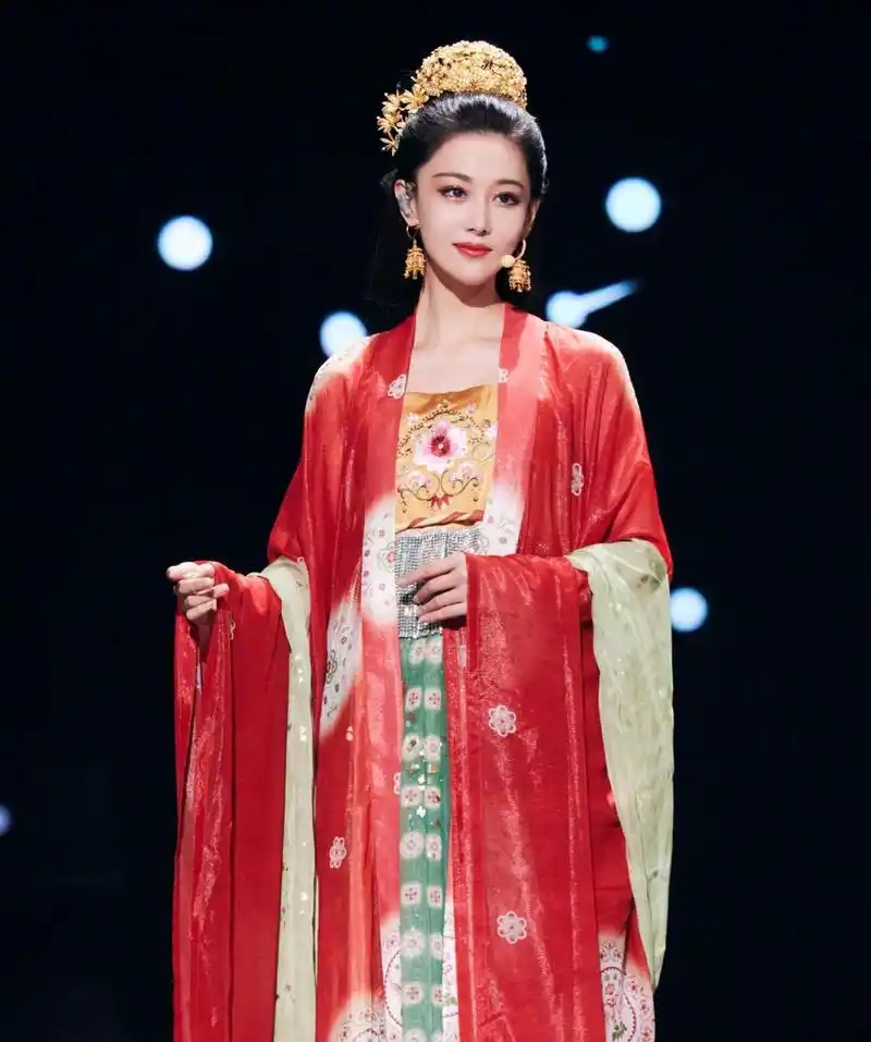 "假小子"张馨予,古装真的颠倒众生,是贵妃本妃!