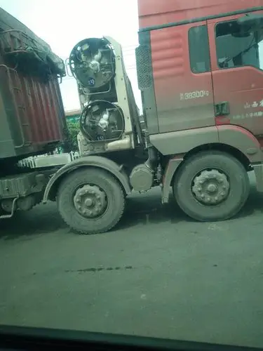 这辆大车,车头和车身中间的气瓶是干什么的