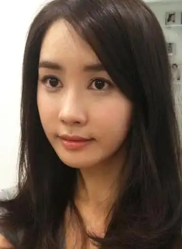 她是李易峰前女友出道至今换脸2次今34岁把自己整成路人