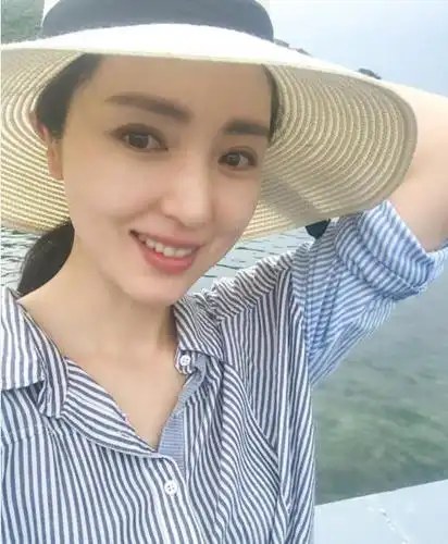 董璇素颜晒自拍,臃肿不见终于恢复孕前体态