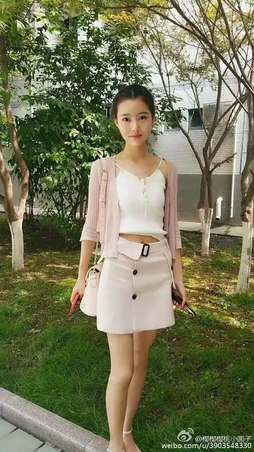 西外校花晒学士服写真 甜美又乖巧(图)