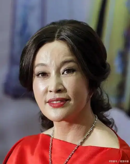 70岁刘晓庆近况曝光,打扮似18岁少女!网友:能给我姥做女儿