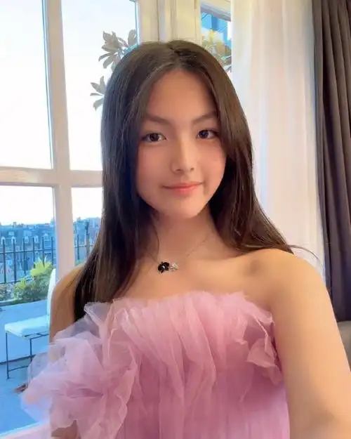 "最近,一组14岁星二代王诗龄的靓照在社交网络上广受瞩目.