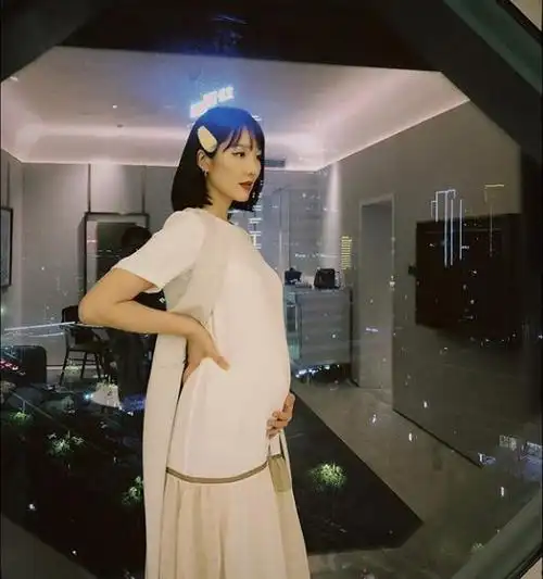 而且已经怀孕数月的李亚男肚子已经又大又圆啦,脸蛋儿和手臂也变圆润