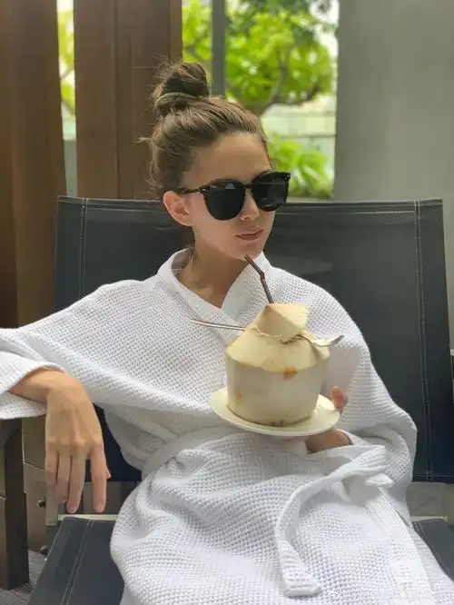 昆凌晒海边度假美照运动背心搭配紧身裤秀美腿直角肩