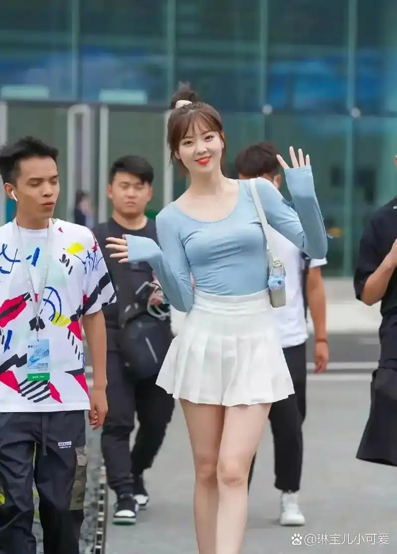 广州车展上美女车模"春晓"真名叫"周春晓",1999年出生来自陕西.