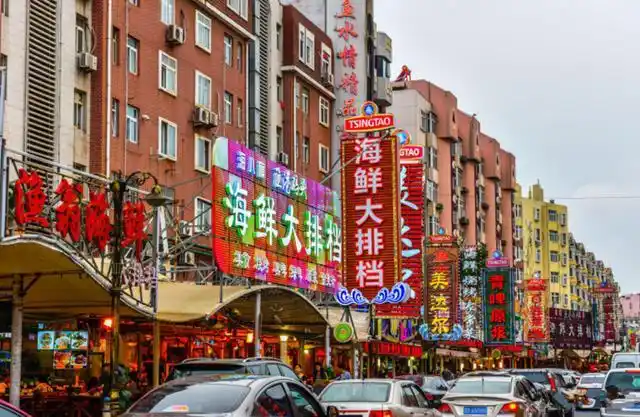 云霄路云霄路长960米,路边是海鲜饭店,还能品尝到美味的青岛凉粉.