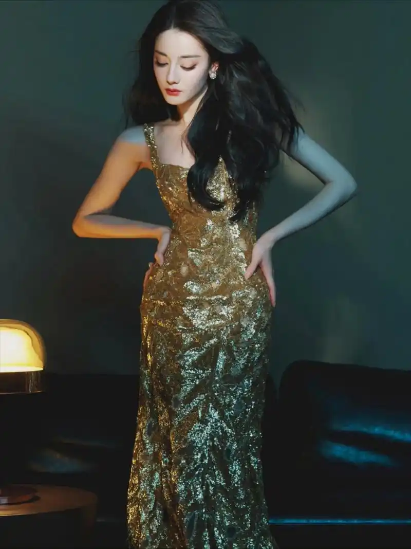 迪丽热巴身穿2024春夏高定金色礼服亮相某品牌活动,修身的设计兔览