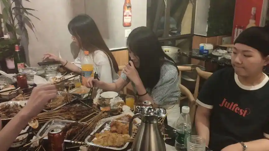 520为什么有这么多美女来吃这家烧烤呢?而且都很害羞哦.